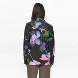 Model set bagfra i Nufeya skjorte med blomsterprint og manchetter med knapper