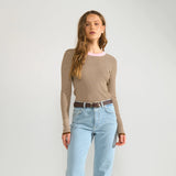 Model i fuld længde i brun stribet pullover med lange ærmer, lyse jeans og sneakers