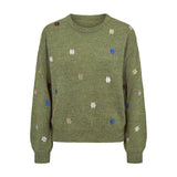 Grøn Nümph pullover med broderede blomster i flere farver, set forfra på hvid baggrund
