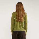Grøn pullover med broderede blomster set bagfra på model