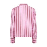 Pink skjorte med mørkerøde striber set bagfra med knapper ved manchetterne