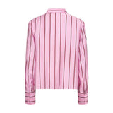 Pink skjorte med mørkerøde striber set bagfra med knapper ved manchetterne