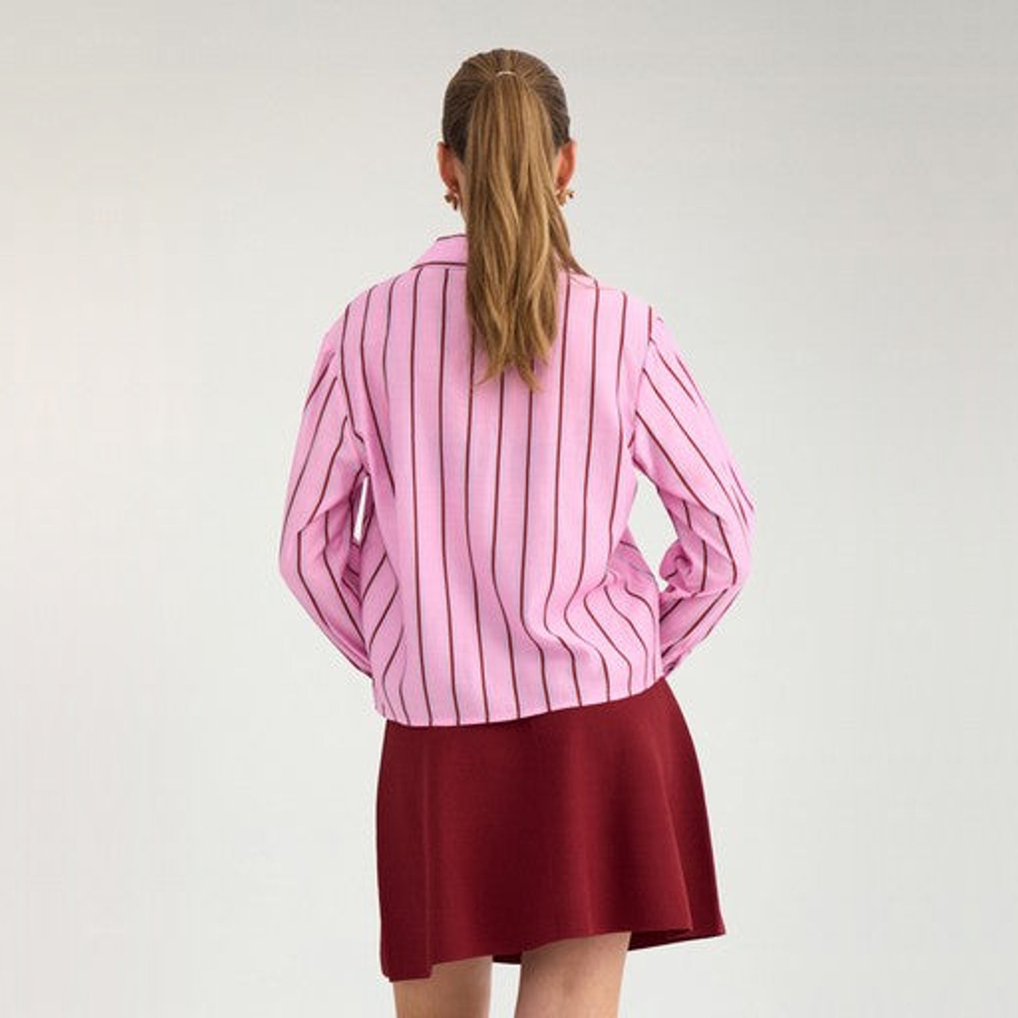 Model set bagfra i pink stribet skjorte Nujoni fra Nümph