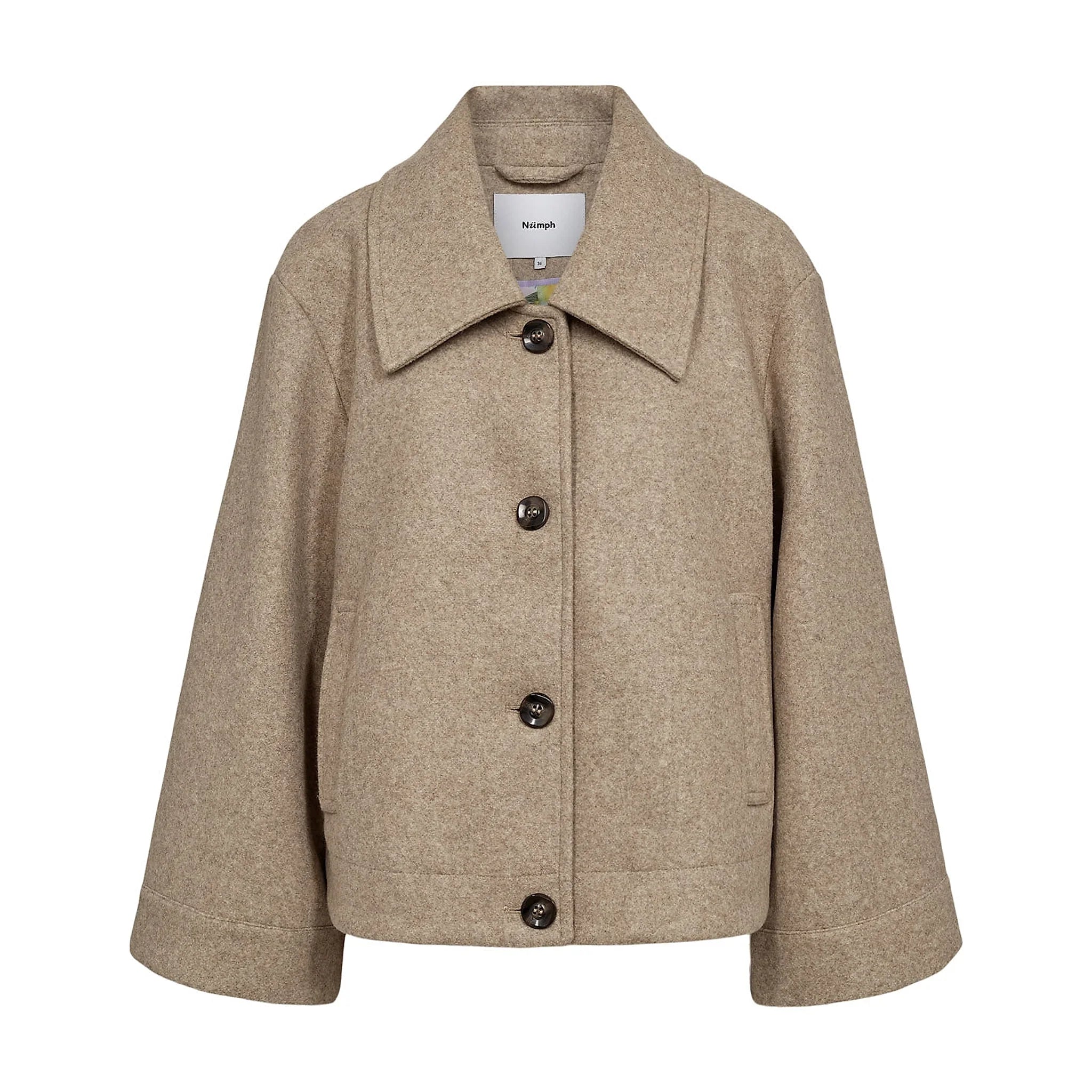 Kort beige jakke fra Nümph i Sesame Melange med stor krave, knapper foran og vide ærmer, set forfra