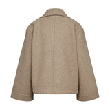 Kort beige jakke Nukimma i Sesame Melange set bagfra med søm midt på ryggen og vide ærmer