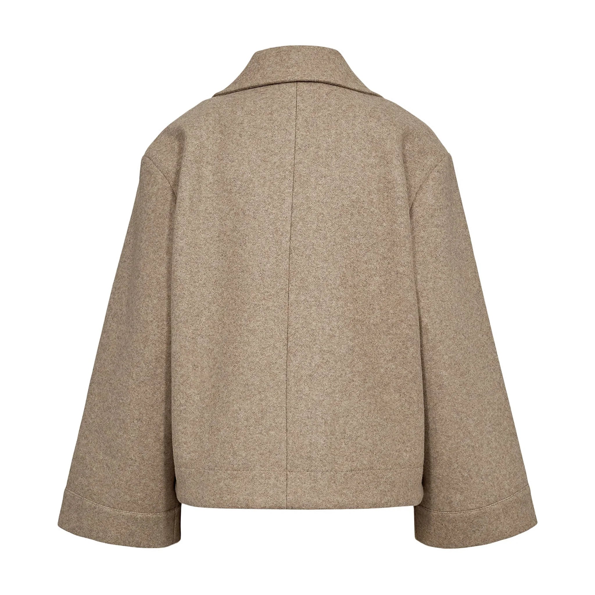 Kort beige jakke Nukimma i Sesame Melange set bagfra med søm midt på ryggen og vide ærmer