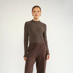 Model i brun stribet Nulanis bluse set forfra i hel figur, stylet med brune bukser