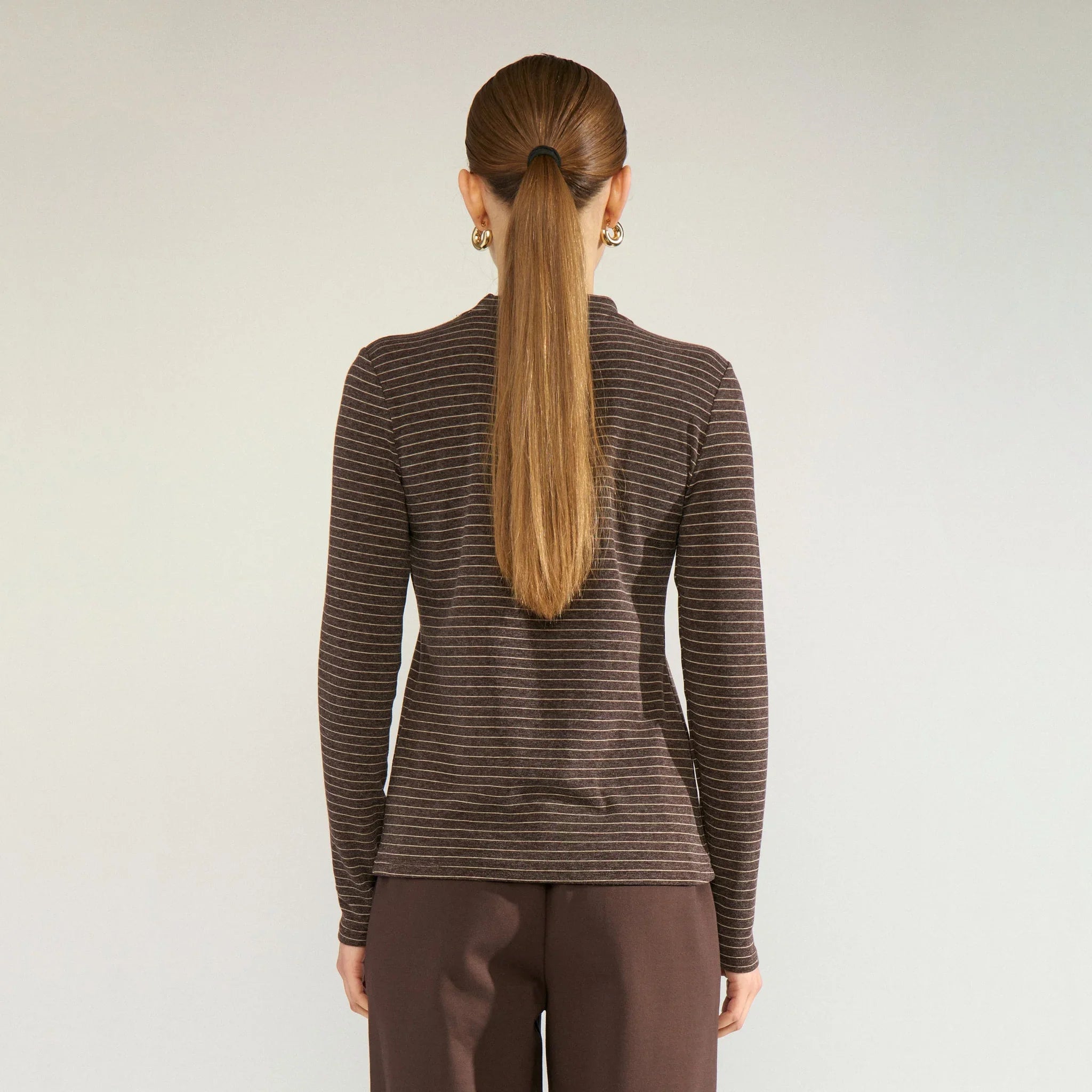 Brun stribet bluse med lange ærmer set bagfra