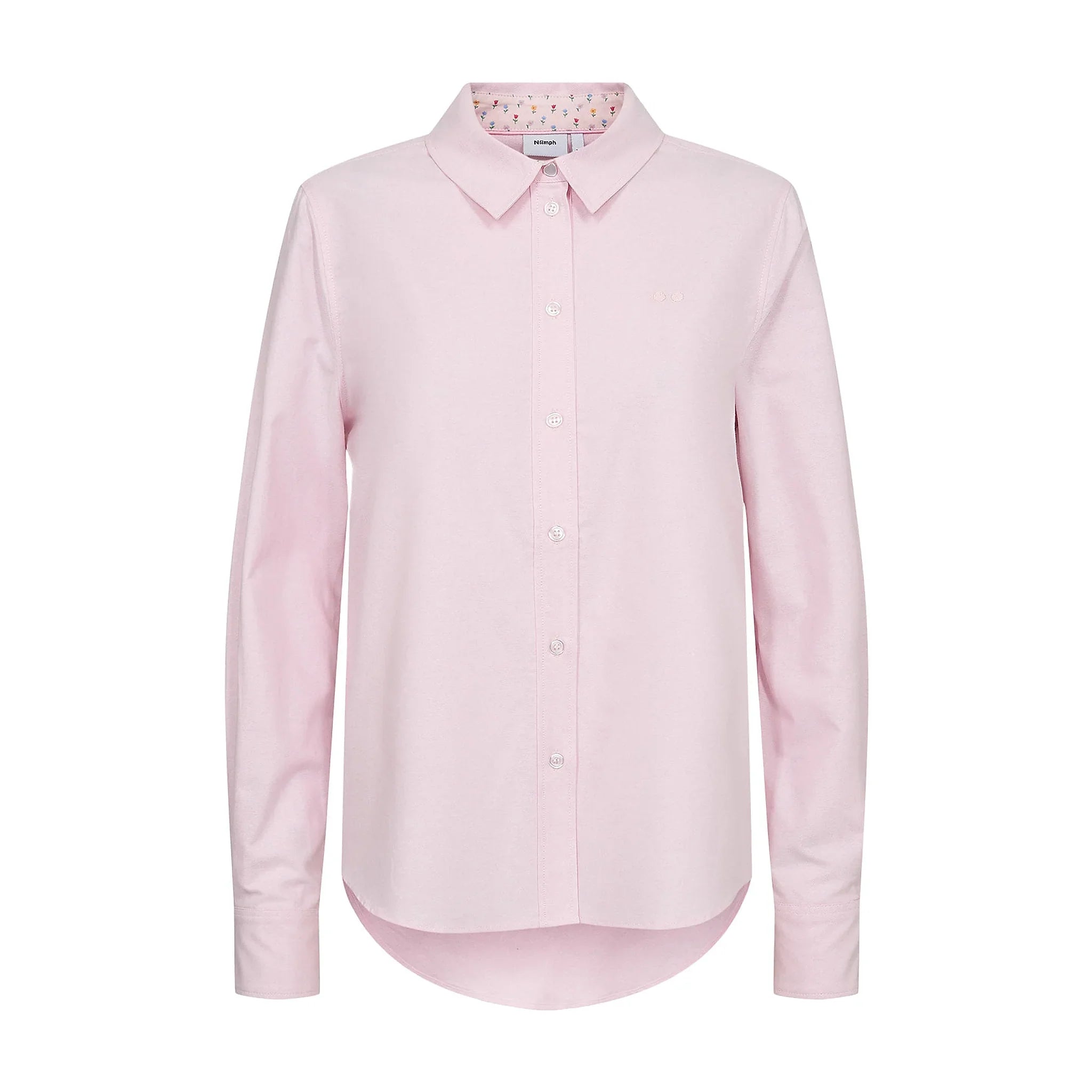 Pink skjorte i bomuld fra Nümph forfra med klassisk krave, blomsterprint inde i kraven og lille broderi på brystet