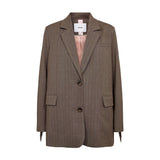 Brun blazer med sildebensmønster og to knapper set forfra, med lyserødt for og frynser ved ærmerne