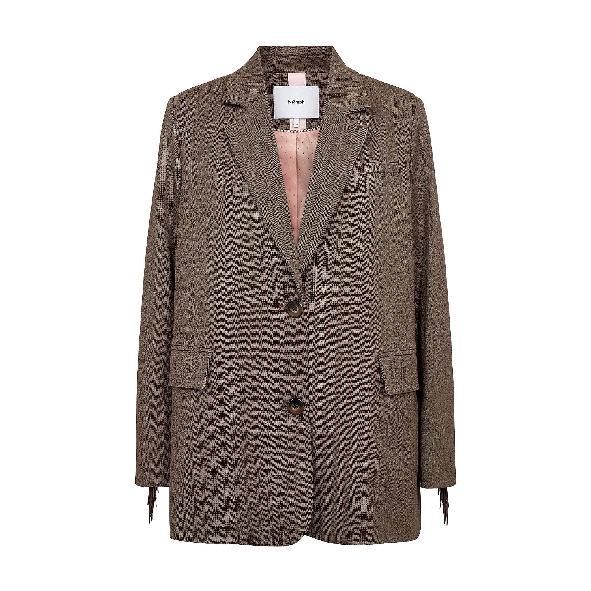 Brun blazer med sildebensmønster og to knapper set forfra, med lyserødt for og frynser ved ærmerne
