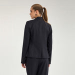 Model i navy nålestribet blazer set bagfra