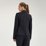 Model i navy nålestribet blazer set bagfra