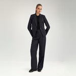 Model i hel figur i navy nålestribet blazer stylet med bukser i samme stribe