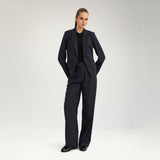 Model i hel figur i navy nålestribet blazer stylet med bukser i samme stribe