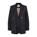 Navy oversize blazer med nålestriber og små hvide motiver set forfra med lyserødt for med prikker