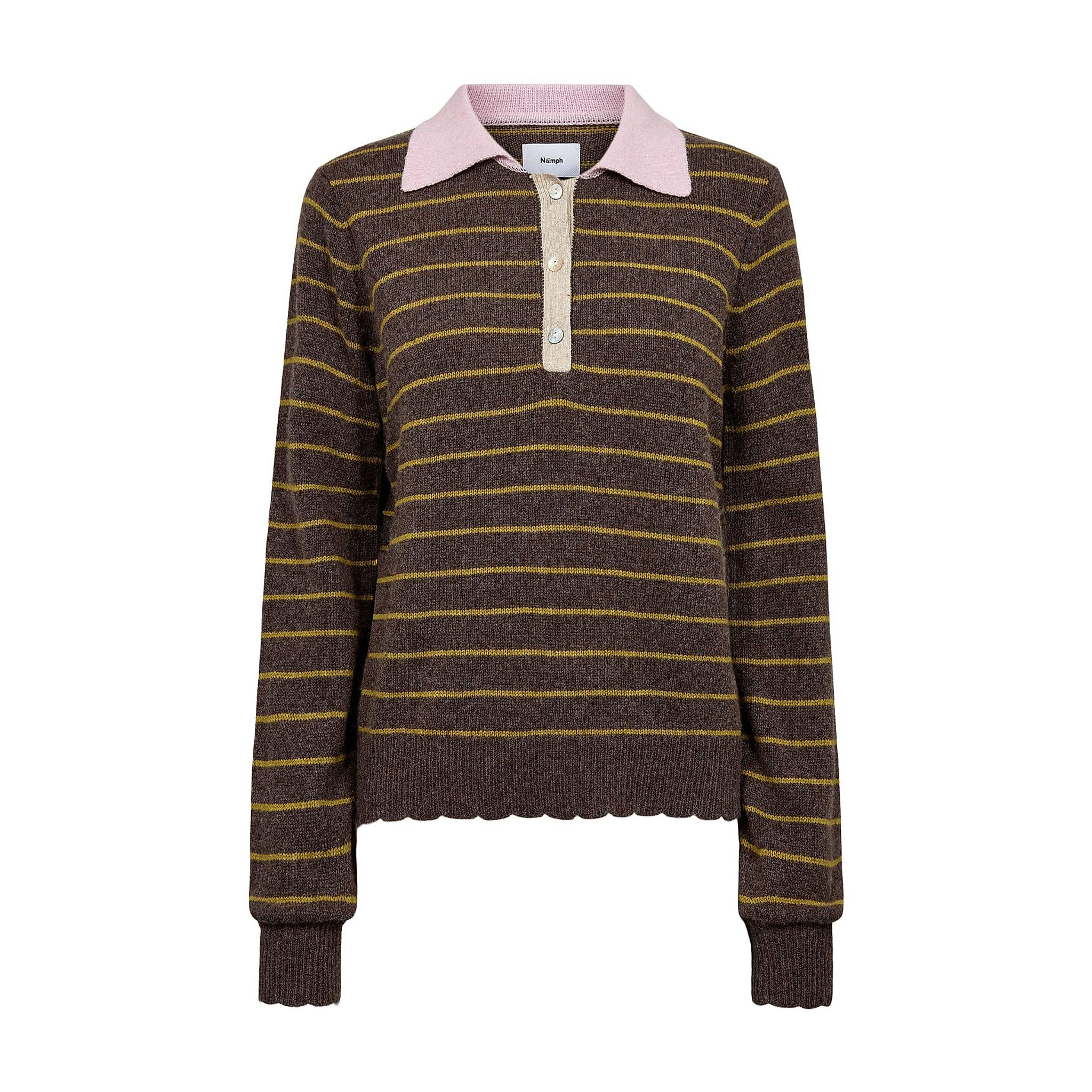 Brun stribet pullover fra Nümph med gule striber, lyserød polokrave og beige knapstolpe set forfra