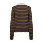 Brun pullover med gule striber og lyserød krave set bagfra med bølget kant forneden