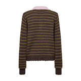 Brun pullover med gule striber og lyserød krave set bagfra med bølget kant forneden