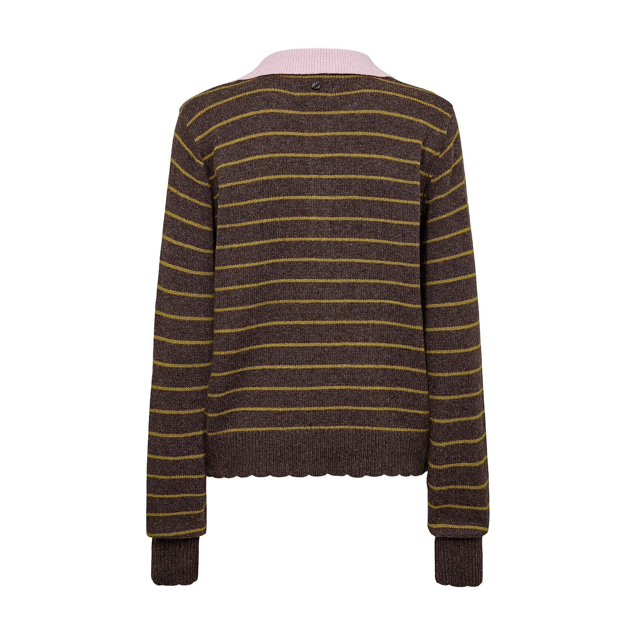 Brun pullover med gule striber og lyserød krave set bagfra med bølget kant forneden