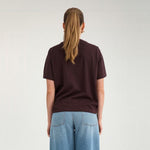 Model i brun t-shirt fra Nümph set bagfra med lyse jeans