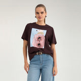 Model i brun Numanta t-shirt med print stylet med jeans og bælte