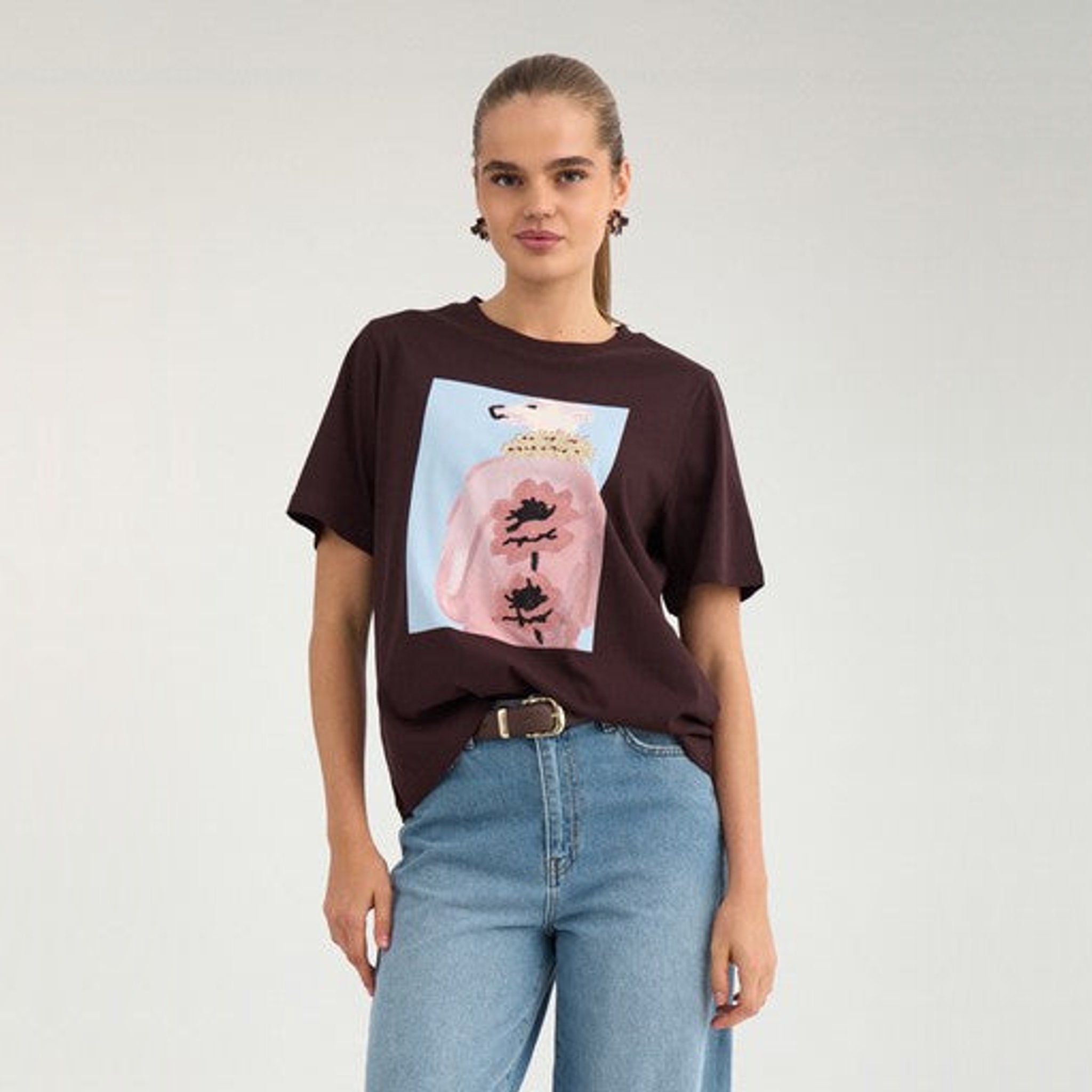 Model i brun Numanta t-shirt med print stylet med jeans og bælte