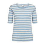 Blå og hvid stribet t-shirt Numixie fra Nümph med rund hals og halvlange ærmer set forfra