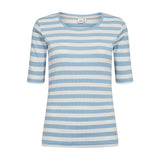 Blå og hvid stribet t-shirt Numixie fra Nümph med rund hals og halvlange ærmer set forfra