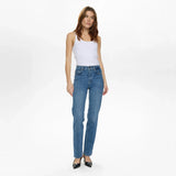 Model i blå straight jeans med høj talje fra Nümph, stylet med hvid tanktop, set forfra