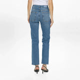 Model i blå Nuoslo jeans set bagfra med baglommer og lige ben