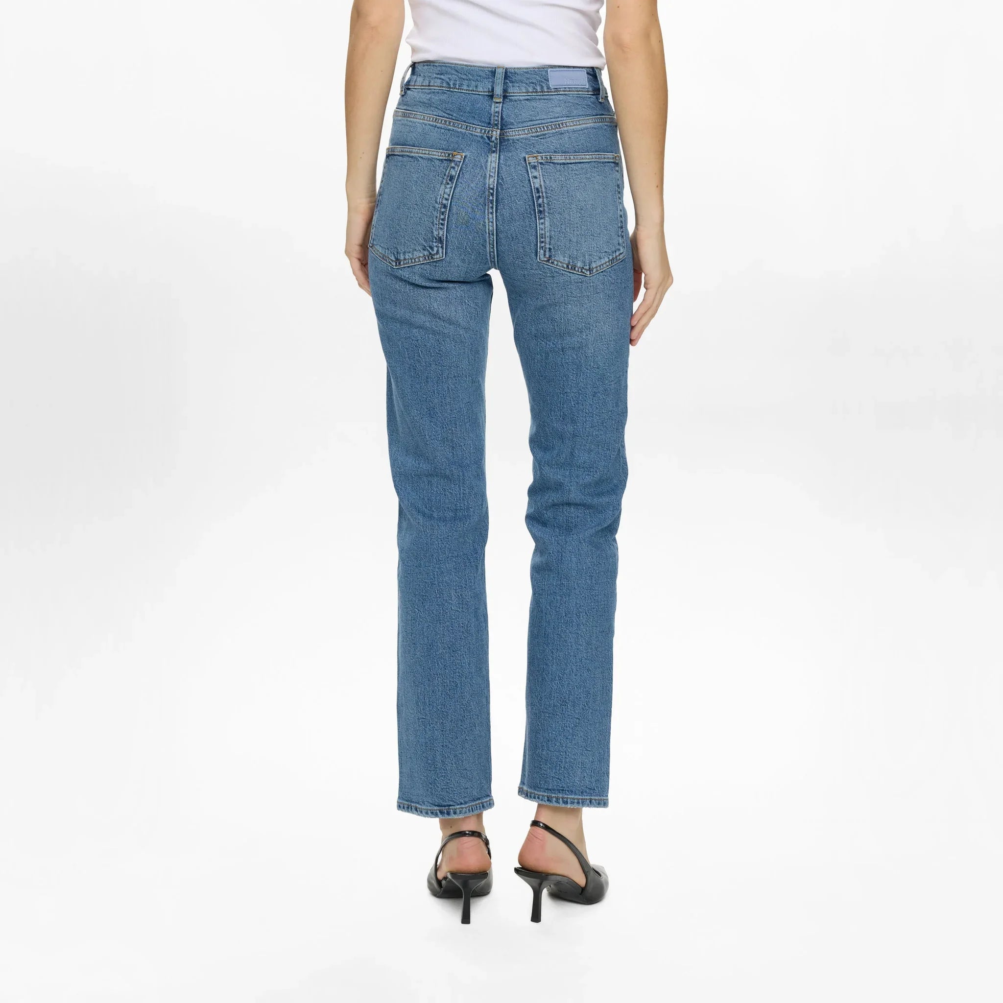 Model i blå Nuoslo jeans set bagfra med baglommer og lige ben