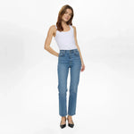 Model i blå jeans med høj talje og lige ben i Medium Blue Denim, hele figuren forfra