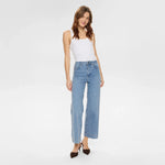 Model i lyseblå Nuparis wide leg jeans med høj talje fra Nümph set forfra