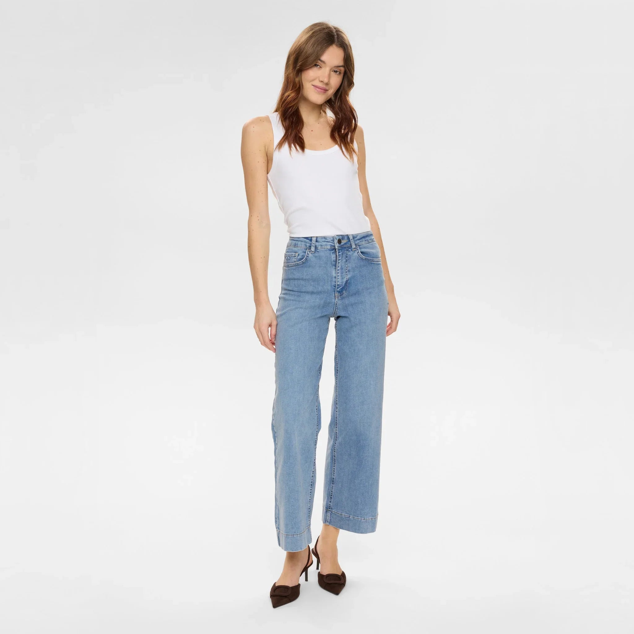 Model i lyseblå Nuparis wide leg jeans med høj talje fra Nümph set forfra