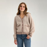 Model i knappet grå stribet cardigan fra Nümph og blå jeans set forfra