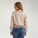 Model set bagfra i grå stribet cardigan i farven Taupe Gray og blå jeans