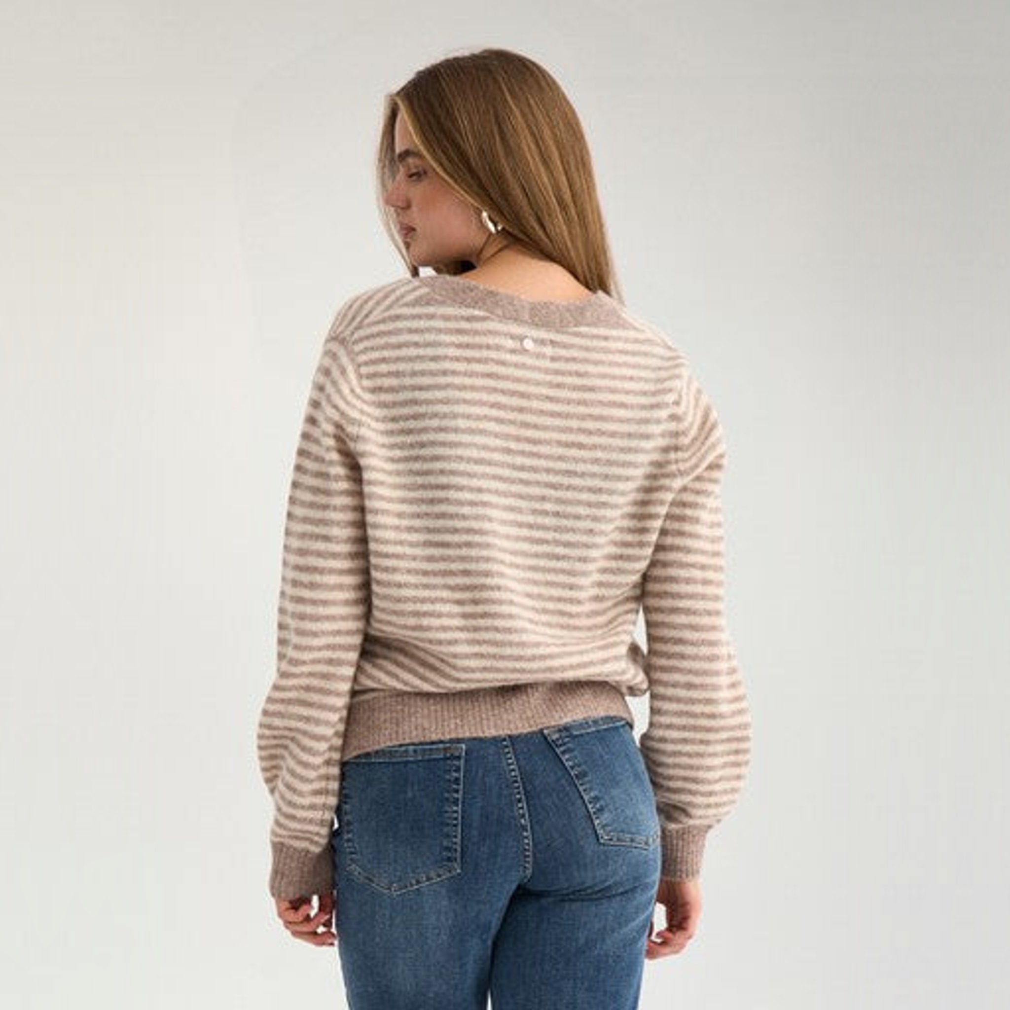 Model set bagfra i grå stribet cardigan i farven Taupe Gray og blå jeans