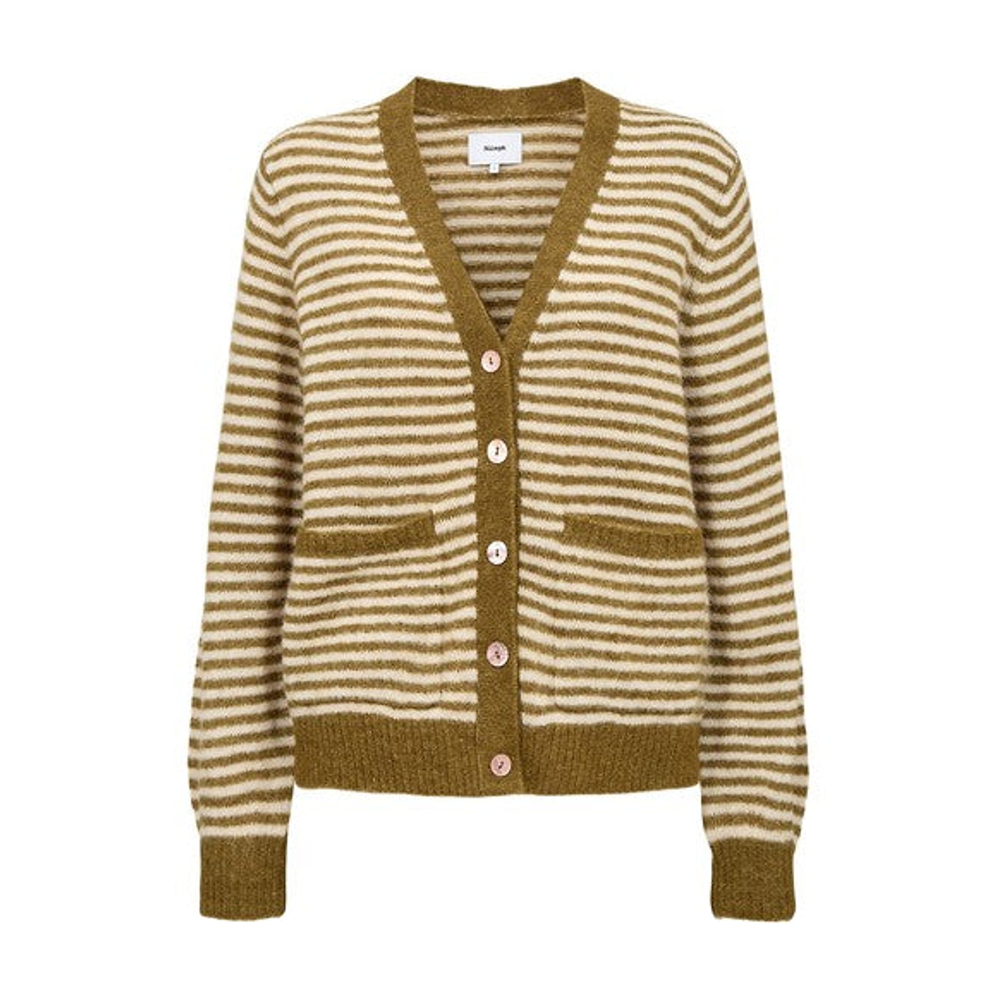 Grøn og cremehvid stribet cardigan med V-hals, rosa knapper og to lommer foran, set forfra