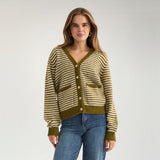 Model i knappet grøn stribet cardigan med V-hals og jeans, set forfra