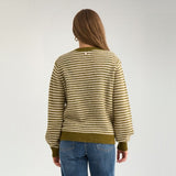 Model set bagfra i grøn og cremehvid stribet cardigan og jeans