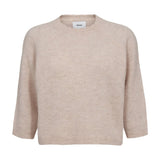 Beige Nümph Nuriette Selma pullover i strik med 3/4 ærmer og bølget kant ved halsen, set forfra