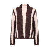 Brun pullover med lyserøde lodrette striber og høj hals set forfra