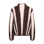 Brun stribet pullover fra Nümph set bagfra med lille lyserød knap i nakken