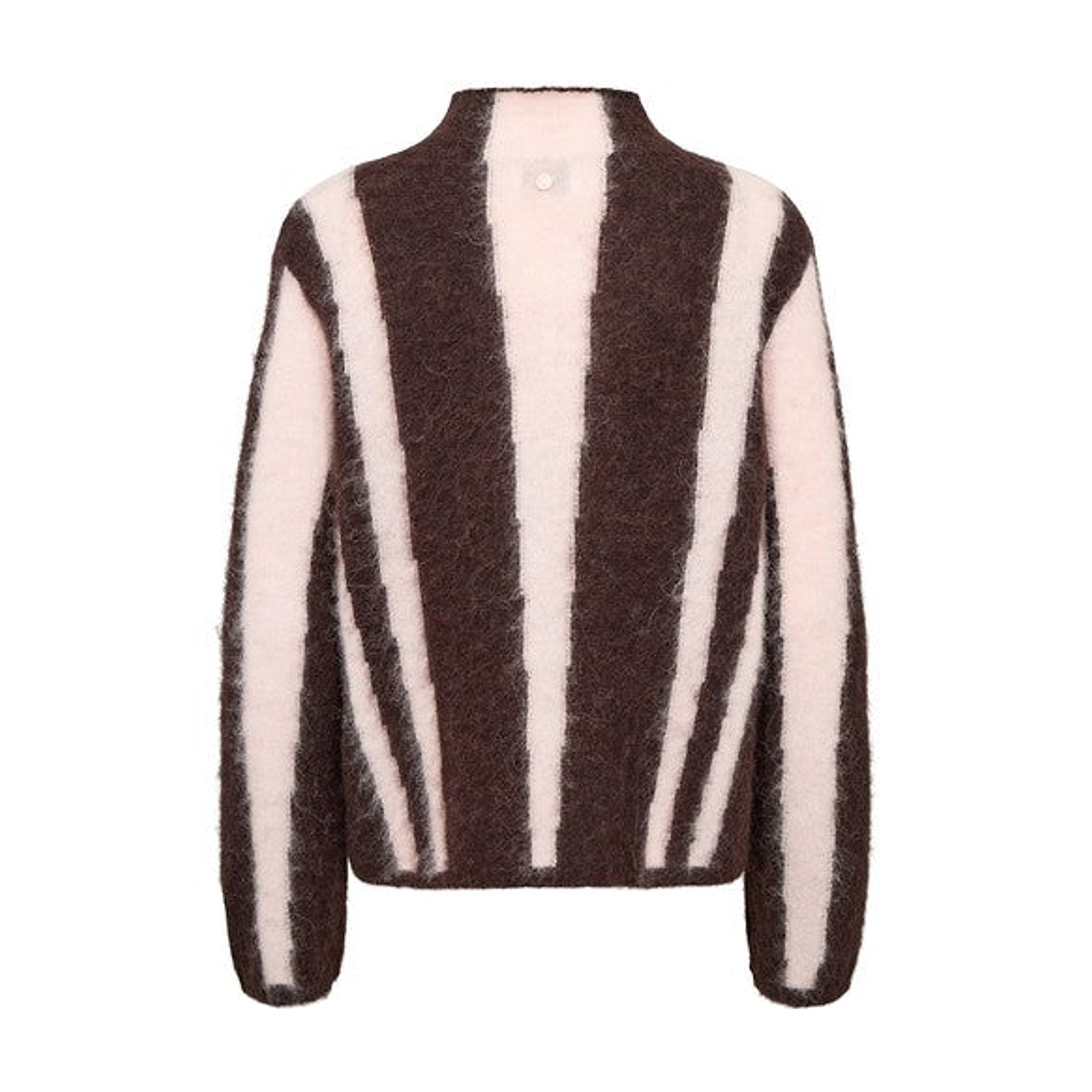 Brun stribet pullover fra Nümph set bagfra med lille lyserød knap i nakken