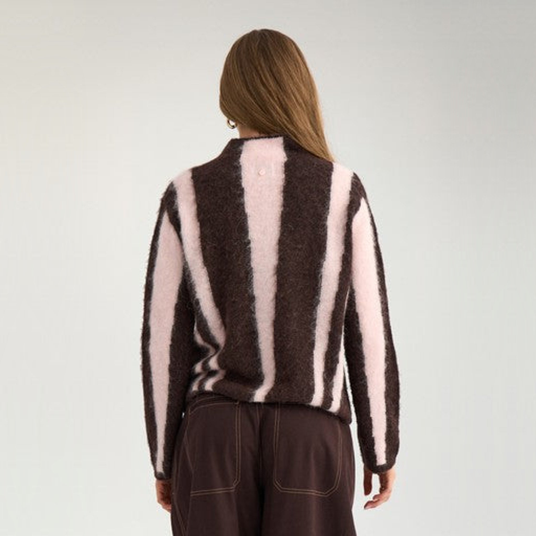 Model i brun og lyserød stribet pullover set bagfra