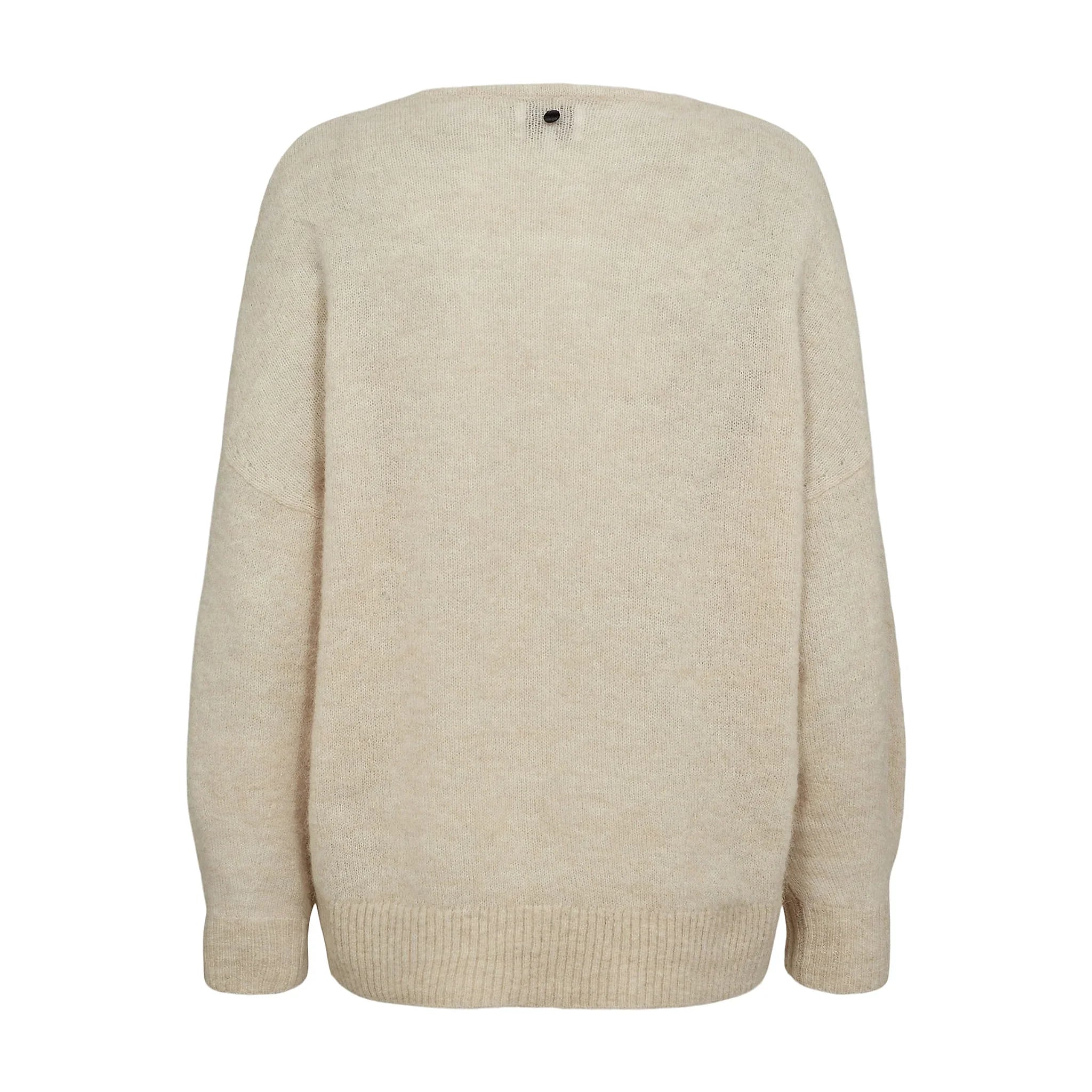 Beige pullover fra Nümph set bagfra uden model med lille knap ved nakken