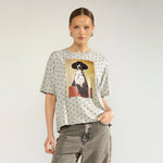 Grå oversize t-shirt med sorte prikker og fotoprint af hund med solbriller, set forfra på model