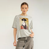 Grå oversize t-shirt med sorte prikker og fotoprint af hund med solbriller, set forfra på model