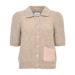 Beige kortærmet cardigan fra Nümph med krave, knapper og lyserød lomme set forfra